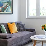 Villa California Apartments